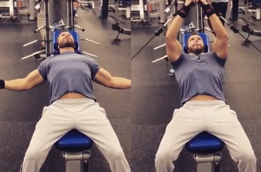 با یادگیری حرکت قفسه بالا سینه سیم کش، می‌توانید به تقویت عضلات سینه و شانه‌های خود بپردازید.