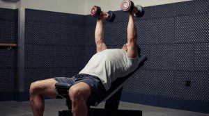 در این آموزش، به شما نشان می‌دهیم که چگونه با اجرای درست حرکت قفسه سینه دمبل چکشی، عضلات سینه‌تان را تقویت کنید.