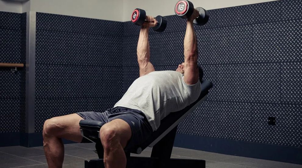 در این آموزش، به شما نشان می‌دهیم که چگونه با اجرای درست حرکت قفسه سینه دمبل چکشی، عضلات سینه‌تان را تقویت کنید.