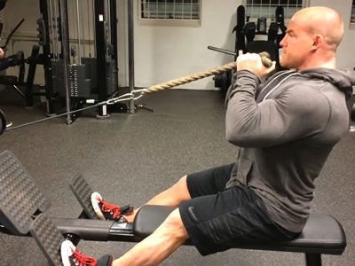 گام به گام با نحوه اجرای حرکت جلو بازو طناب نشسته آشنا می‌شوید