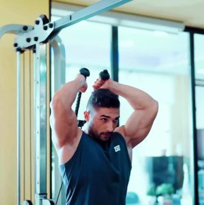 پشت بازو طناب پشت سر چیست؟